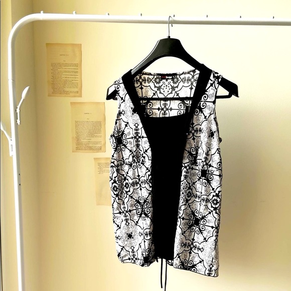 Printed top in black and white.
